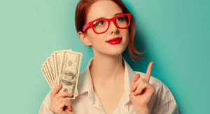 aprender-ingles-sozinho-garota-segurando-dolares